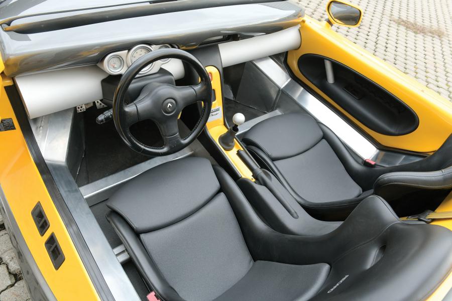 Интерьер Renault Sport Spider 1996 года  (фото 6 из 22)